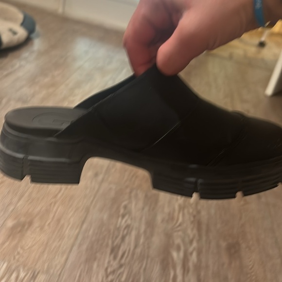 Black Gianni mules rubber super classy and modern worn three times water proof! - Picture 4 of 4